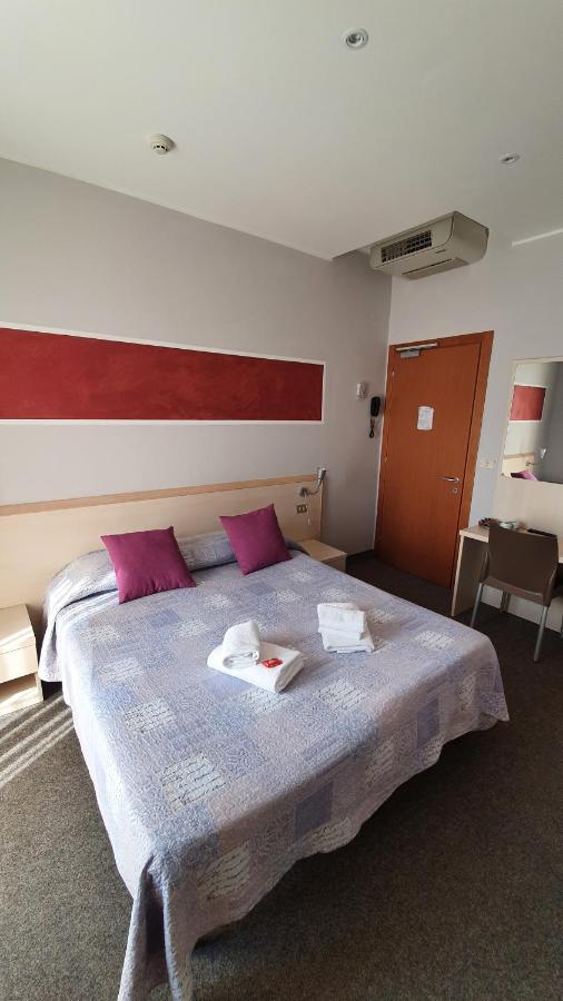 Hotel Garni Rosmari Бренцоне сул Гарда Екстериор снимка