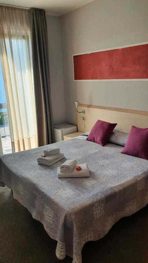 Hotel Garni Rosmari Бренцоне сул Гарда Екстериор снимка