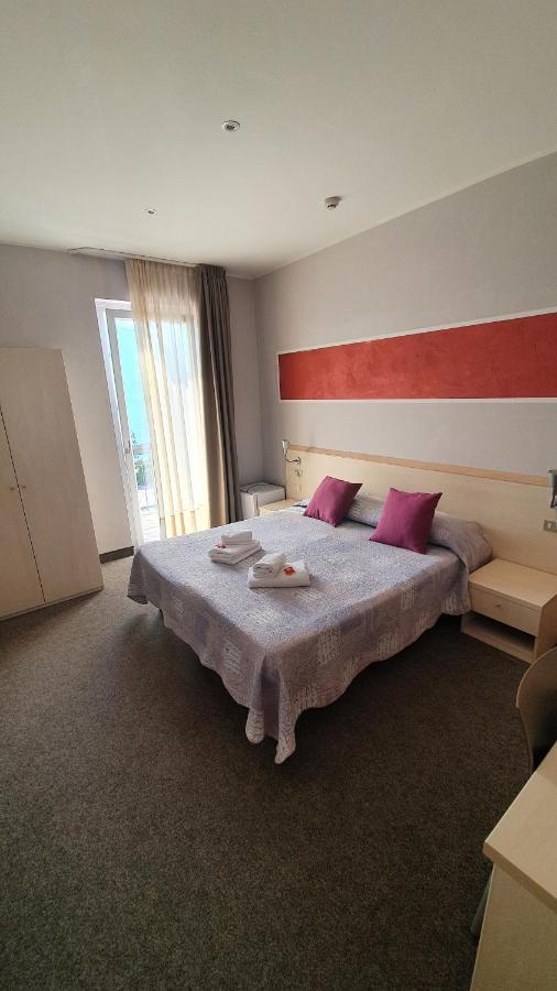 Hotel Garni Rosmari Бренцоне сул Гарда Екстериор снимка