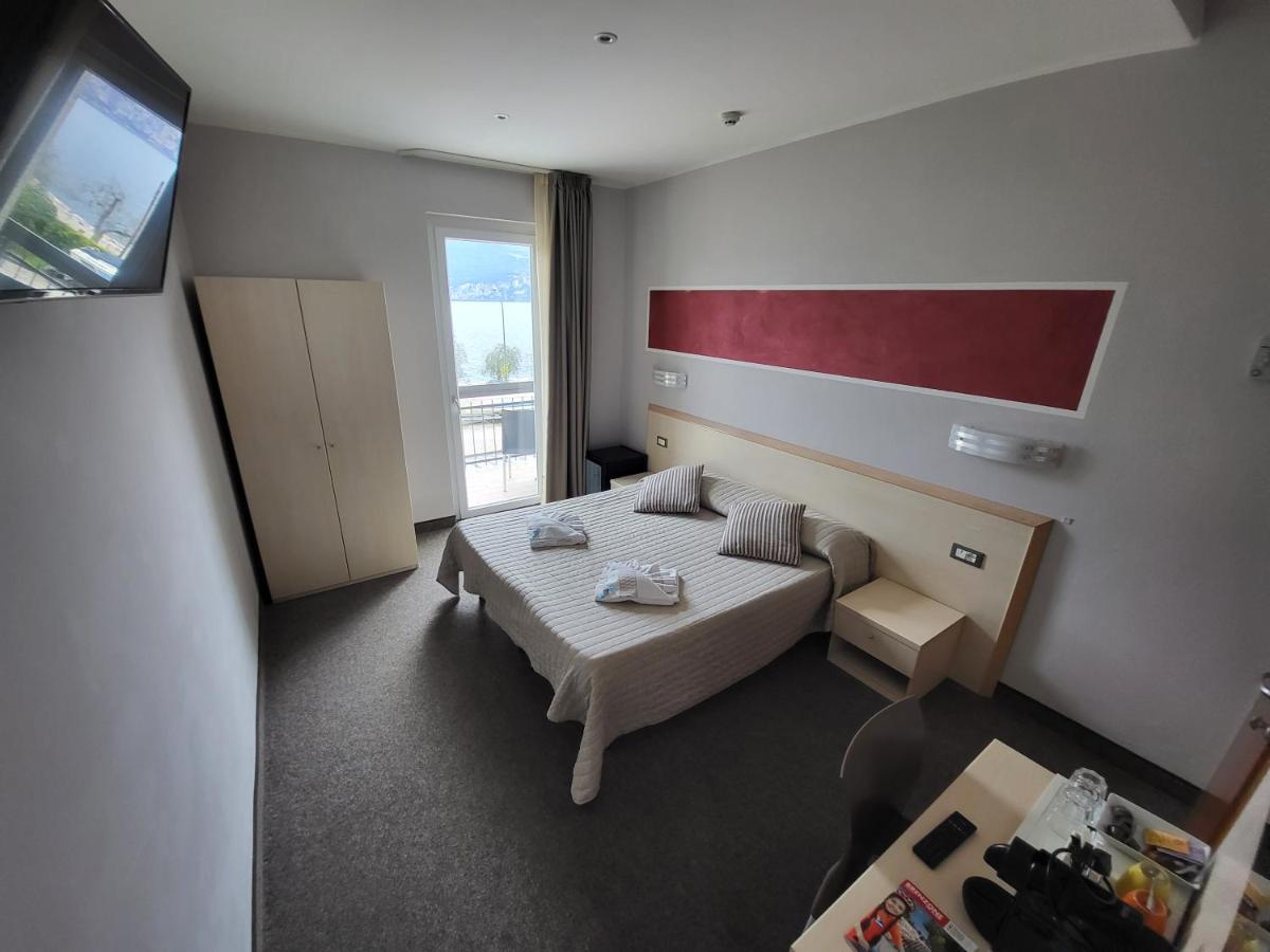 Hotel Garni Rosmari Бренцоне сул Гарда Екстериор снимка
