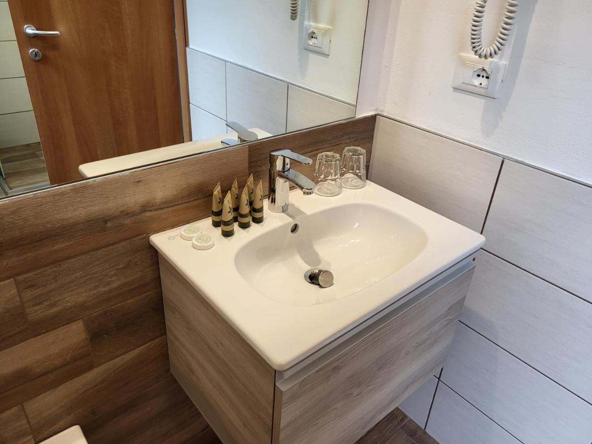 Hotel Garni Rosmari Бренцоне сул Гарда Екстериор снимка