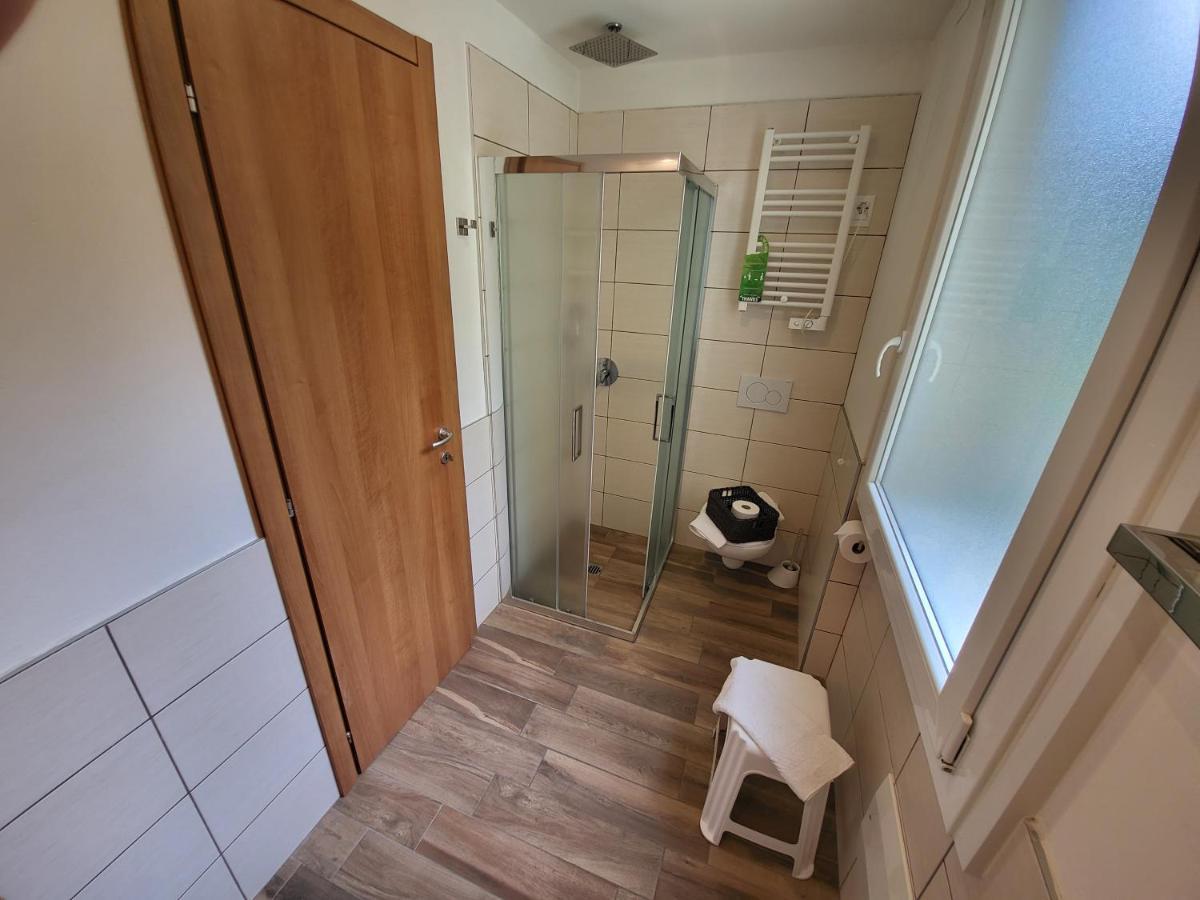 Hotel Garni Rosmari Бренцоне сул Гарда Екстериор снимка