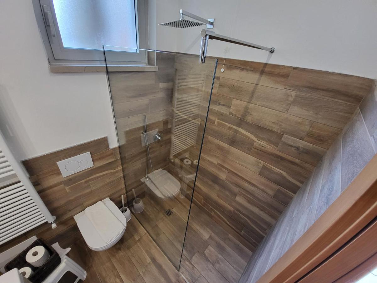 Hotel Garni Rosmari Бренцоне сул Гарда Екстериор снимка