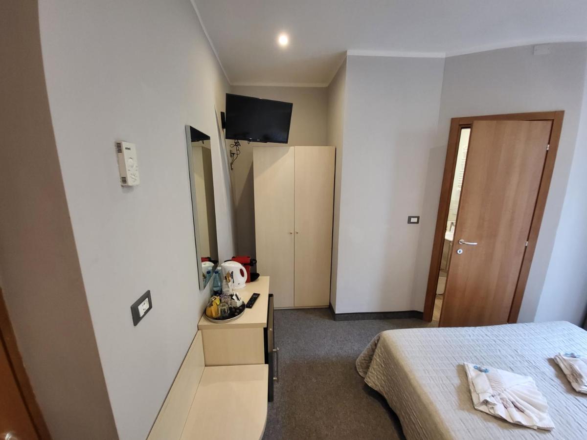 Hotel Garni Rosmari Бренцоне сул Гарда Екстериор снимка