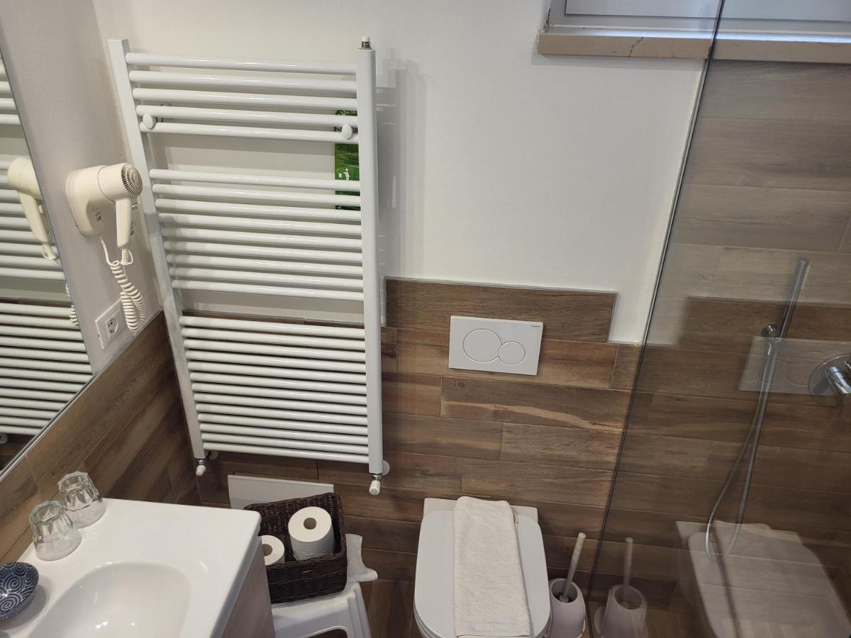 Hotel Garni Rosmari Бренцоне сул Гарда Екстериор снимка