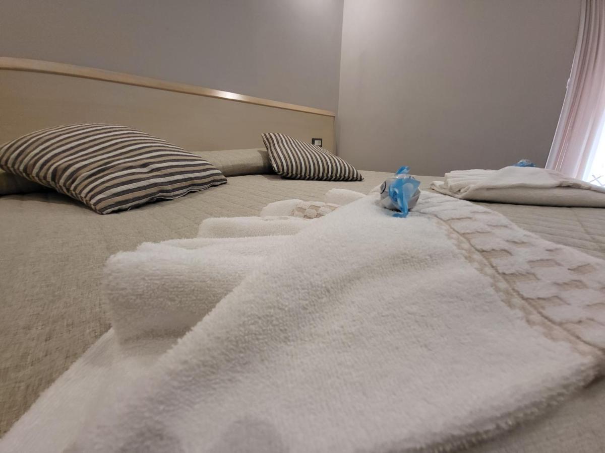 Hotel Garni Rosmari Бренцоне сул Гарда Екстериор снимка