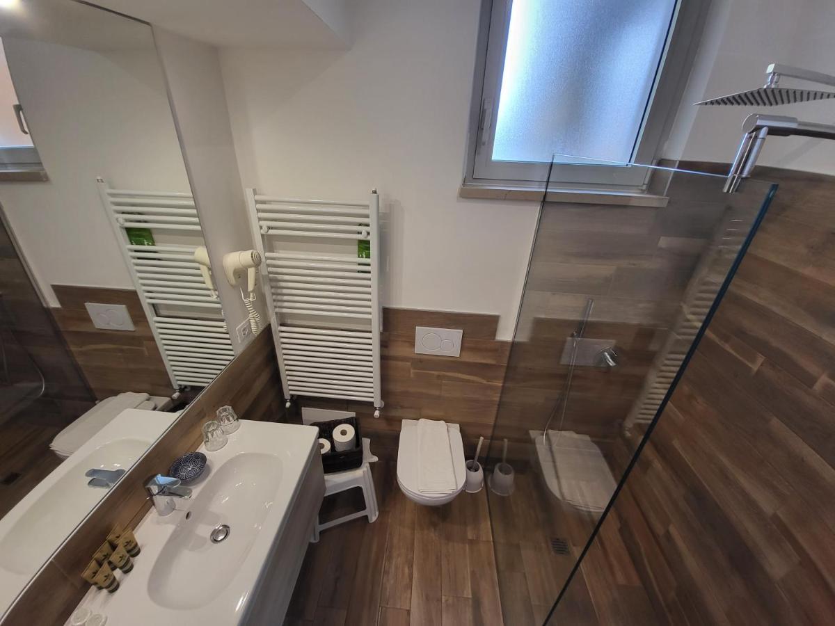 Hotel Garni Rosmari Бренцоне сул Гарда Екстериор снимка