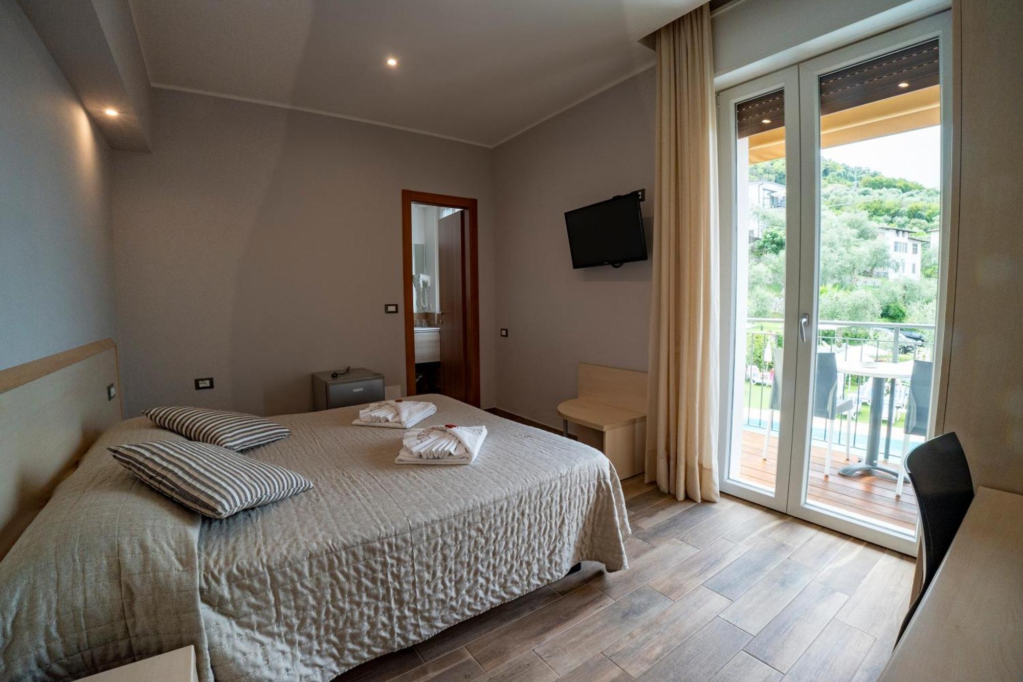 Hotel Garni Rosmari Бренцоне сул Гарда Екстериор снимка