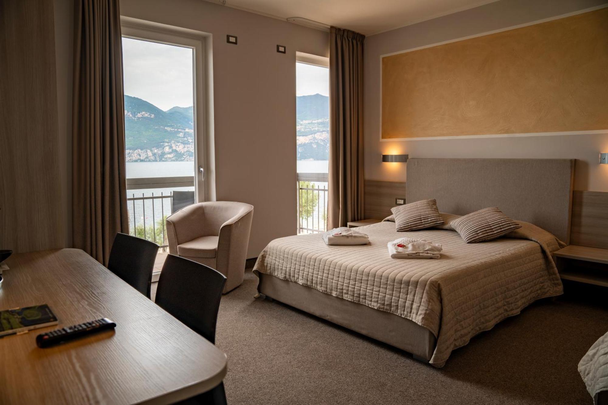 Hotel Garni Rosmari Бренцоне сул Гарда Екстериор снимка