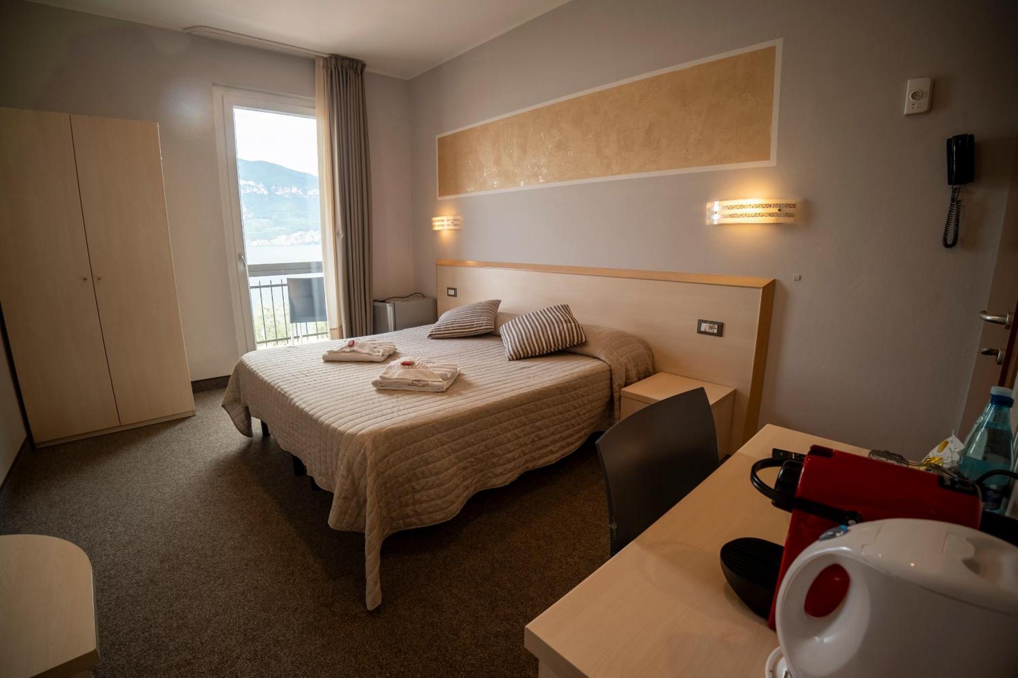 Hotel Garni Rosmari Бренцоне сул Гарда Екстериор снимка