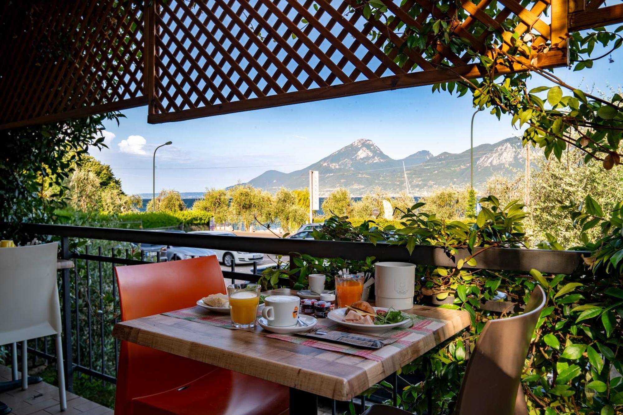 Hotel Garni Rosmari Бренцоне сул Гарда Екстериор снимка