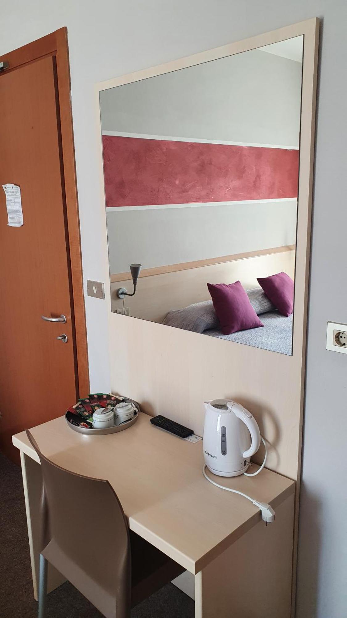 Hotel Garni Rosmari Бренцоне сул Гарда Стая снимка