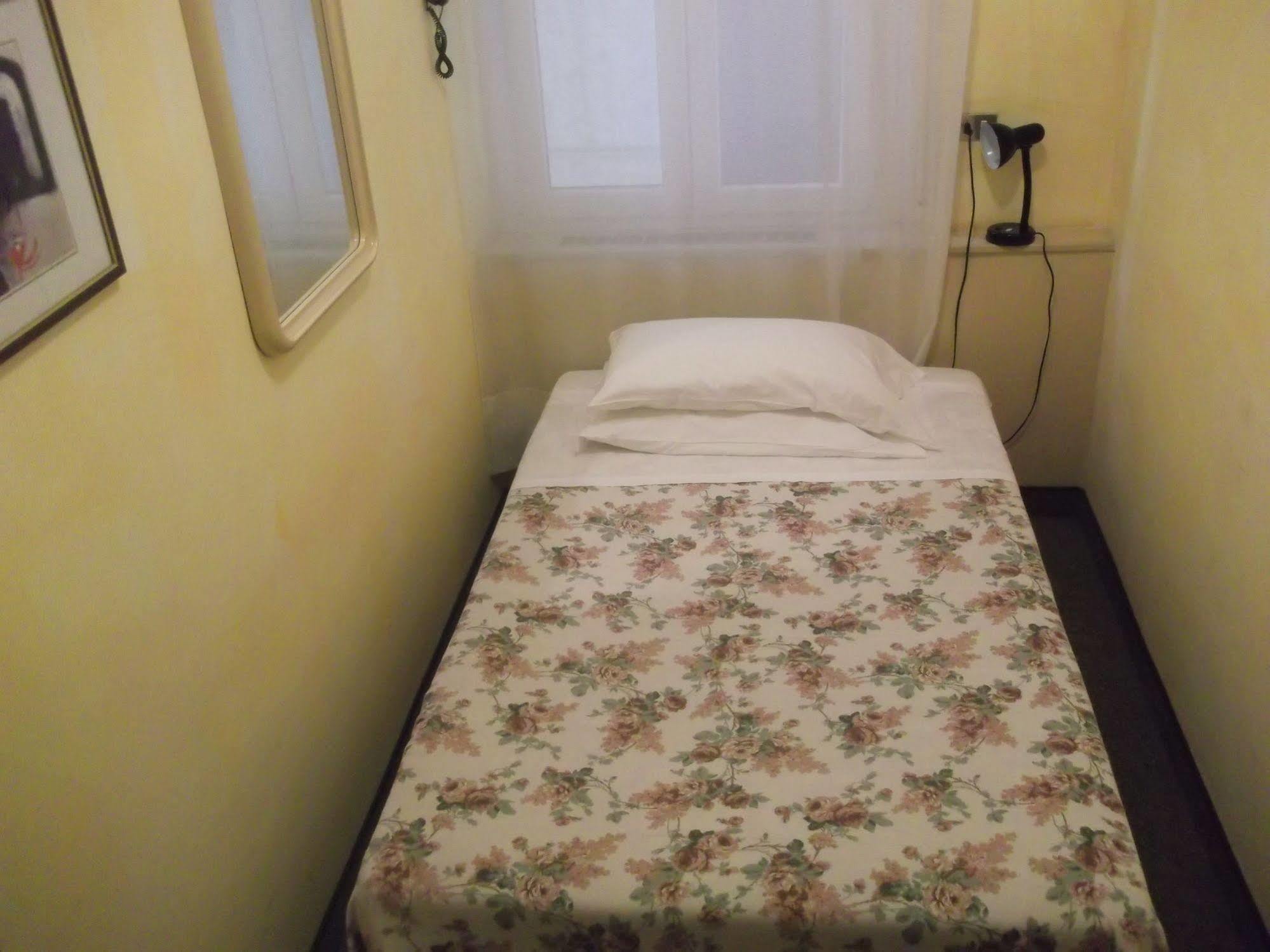 Hotel Garni Rosmari Бренцоне сул Гарда Екстериор снимка